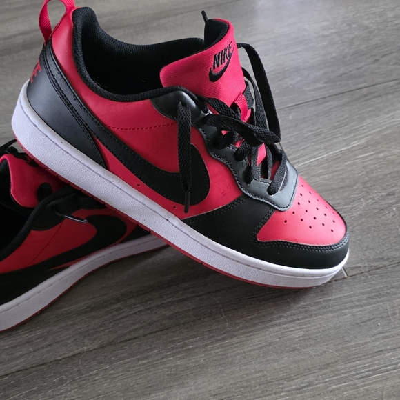 Nike Red and Black Sneakers High-Top Classic - Picture 1 of 4